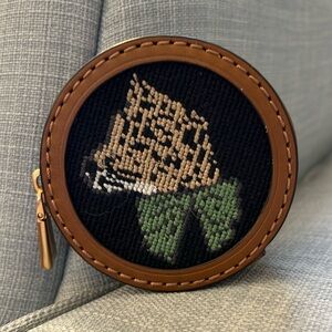 NWOT Kate Spade Lucy Needlepoint AirPod or coin case, has hook for keys also